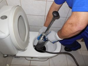 Um dos problemas domésticos mais incómodos e urgentes que podemos enfrentar é, sem dúvida, o entupimento de canalizações. A água que não escoa, os maus cheiros e a possibilidade de danos estruturais tornam essenciais serviços de desentupimentos rápidos e eficientes. É aqui que a HD Reparações se destaca, oferecendo soluções especializadas para restaurar o fluxo e a normalidade à sua casa.
A HD Reparações possui profissionais altamente qualificados, que através da utilização de modernos equipamentos realizam a desobstrução, desentupimento, limpeza e manutenção da canalização com total segurança e eficiência para o cliente.